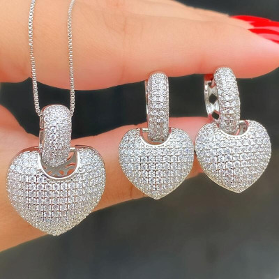 Conjunto de Colar e Brinco de Argola com Pingente de Coração Cravejados com Zircônias - 